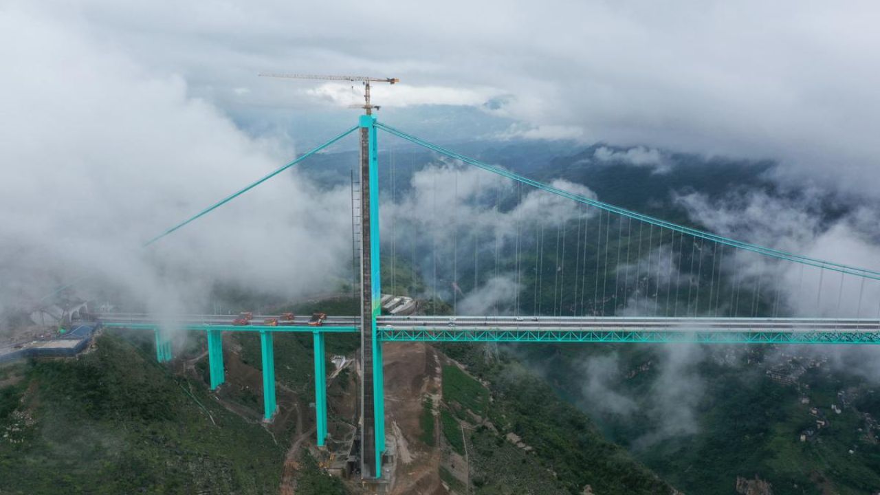 China coloca 96 caminhões pesando 3.360 toneladas para provar a segurança da ponte mais alta do mundo, com 625 metros (1)