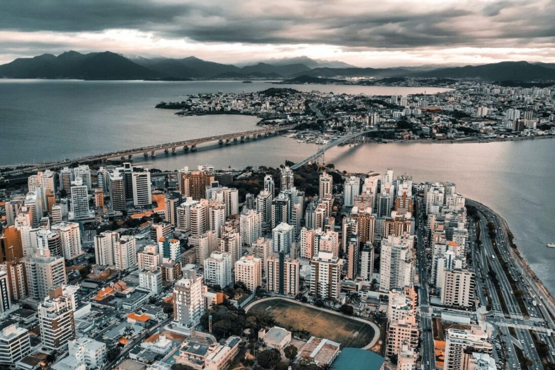 Cidade para onde os brasileiros estão migrando em massa tem mais de 40 praias, baixo índice de criminalidade e polo tecnológico que cresce acima de 10% ao ano