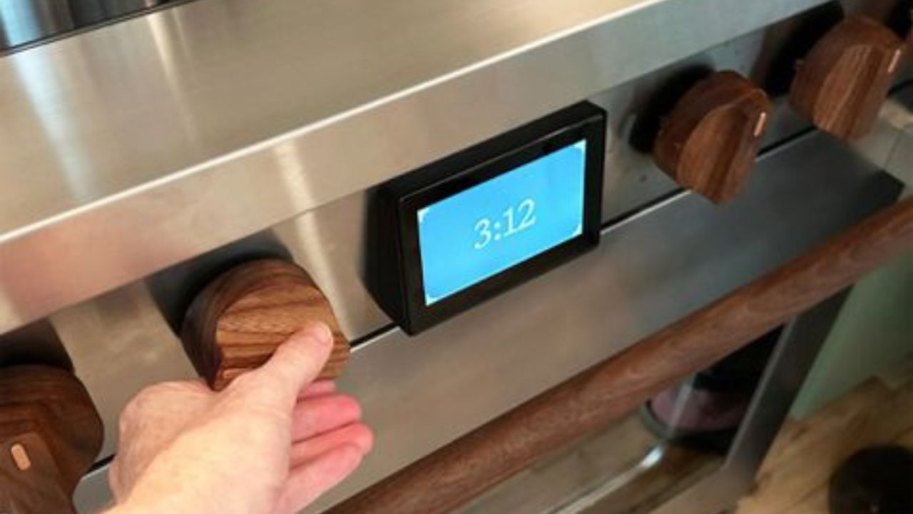 Cozinhe por 1 semana inteira sem usar gás ou tomada com este novo fogão inspirado na Tesla