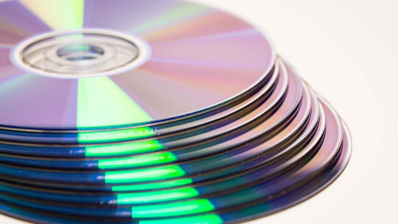 a revolução digital que colocou filmes em discos brilhantes — com menu interativo e bônus que ninguém assistia.