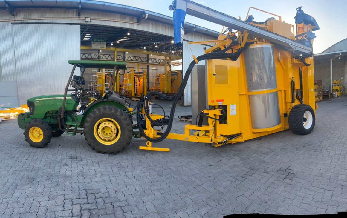 A nova colhedora de café tracionada Oxbo 940+ oferece eficiência, controle e menor custo, com sistema Dynarotor, túnel de colheita robusto e fácil operação.