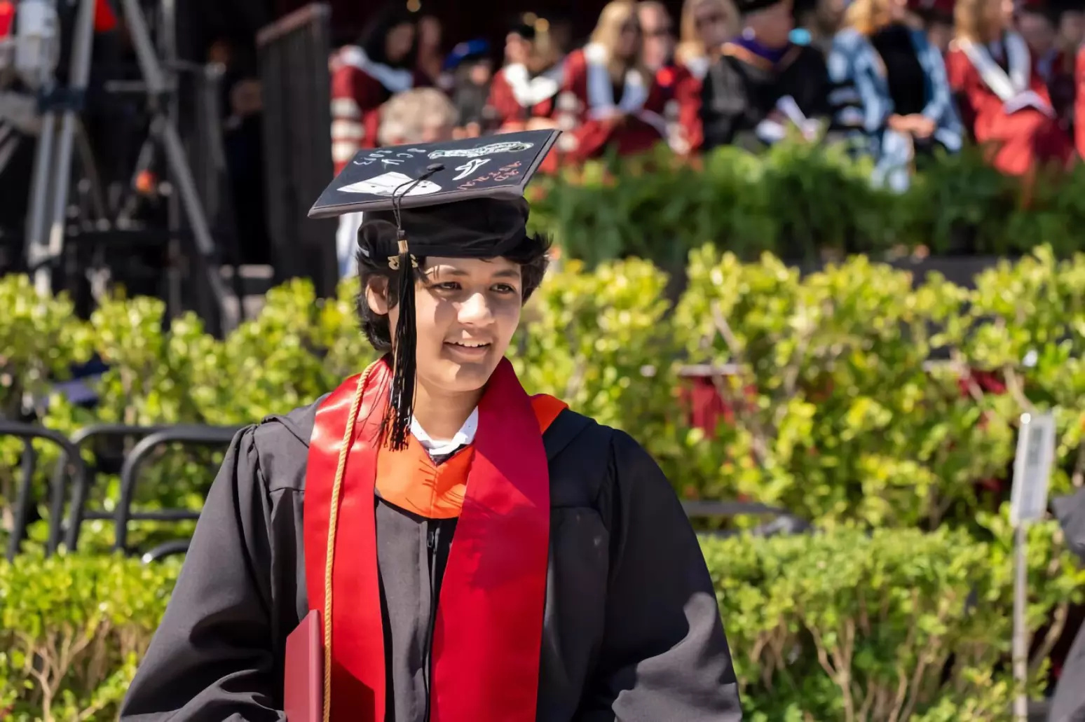 Esse é o jovem que começou a universidade aos 9 anos, virou engenheiro da SpaceX aos 14 e agora, com 16, surpreende ao trocar Elon Musk por Wall Street