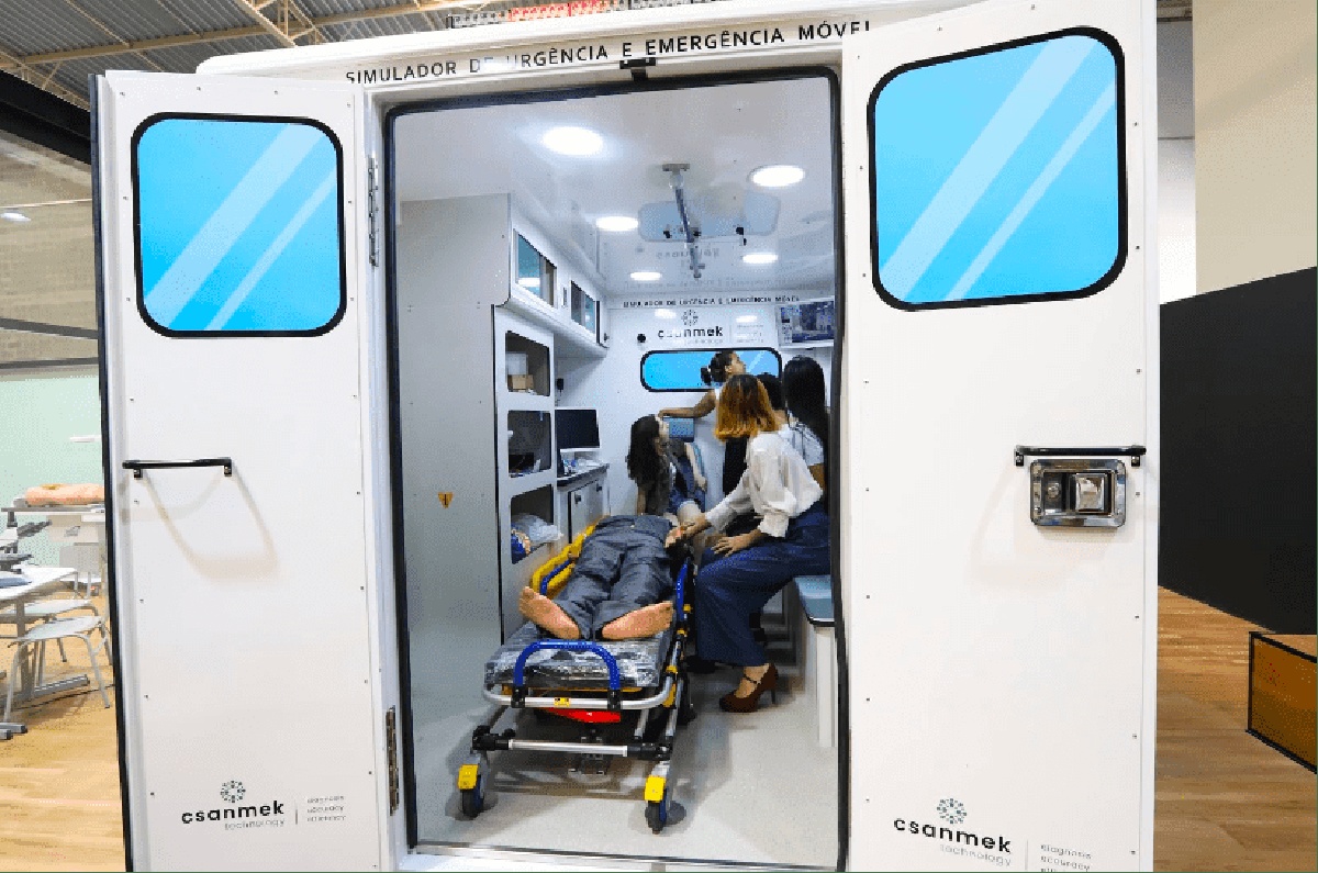 Simulador de emergência móvel com equipe realizando treinamento prático em ambiente hospitalar