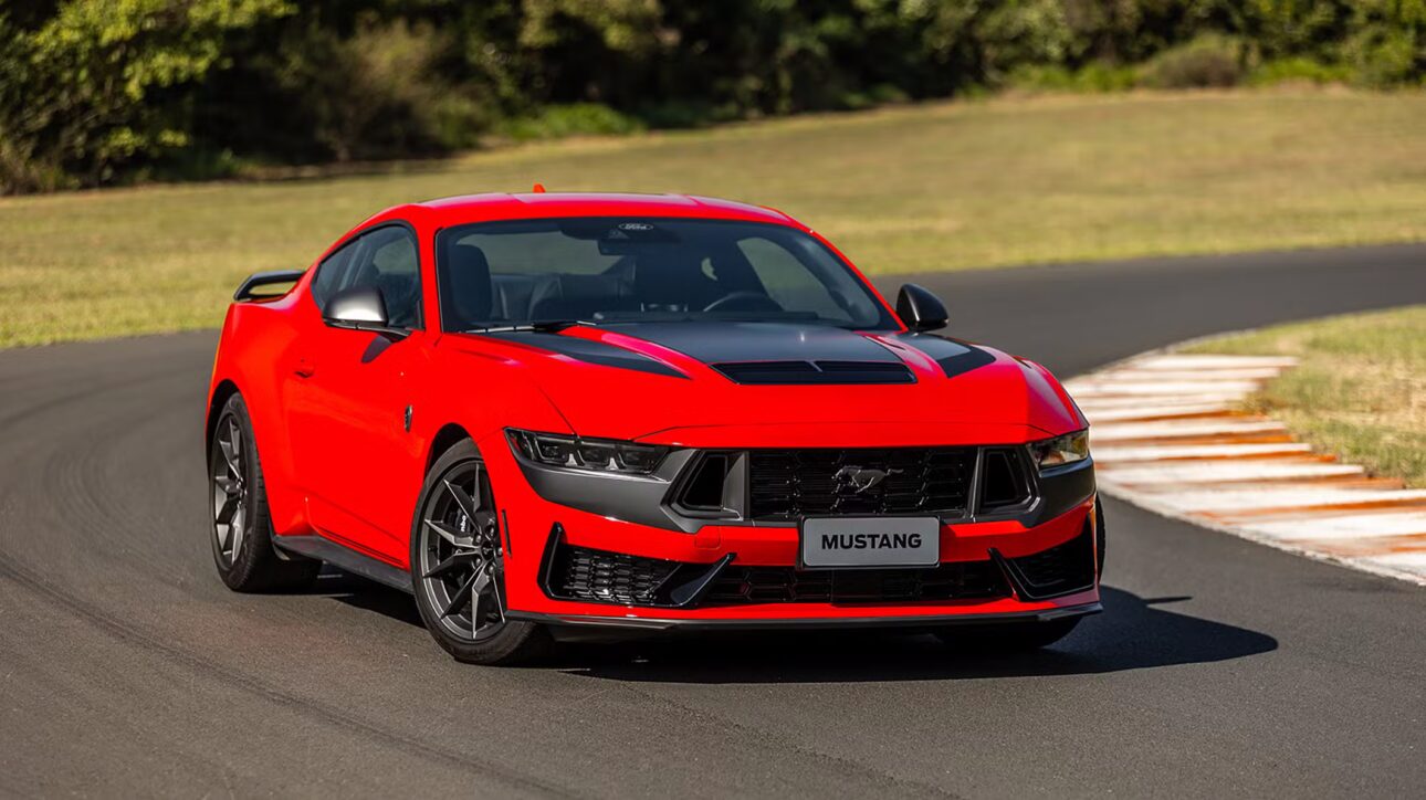 O Ford Mustang 2026, mais potente do que nunca, chega ao Brasil com seu motor Coyote 5.0 V8 aspirado de 507 cv. Saiba tudo sobre o ícone.