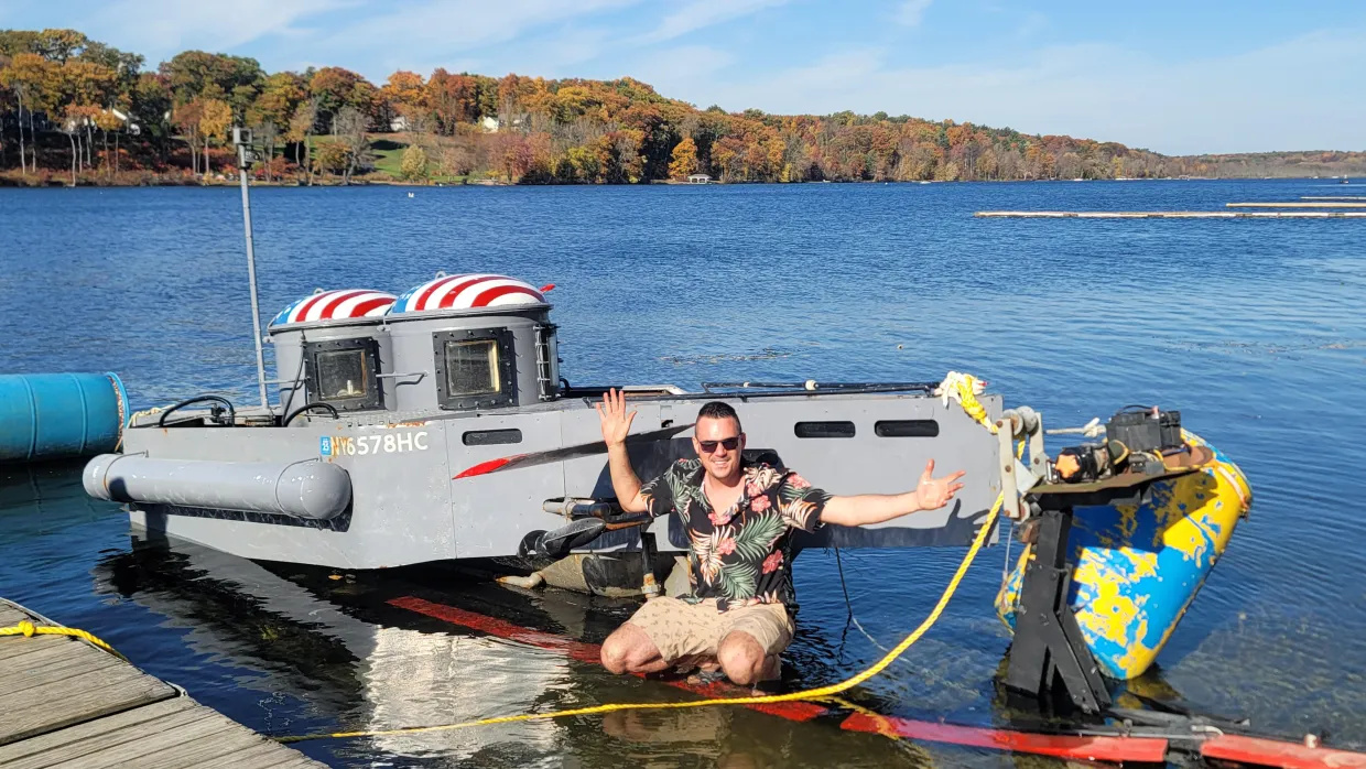 Homem constrói submarino de 8 metros em garagem, mergulha 20 m e ganha aprovação da guarda costeira — ‘Lake Defender’ já é fenômeno na web 