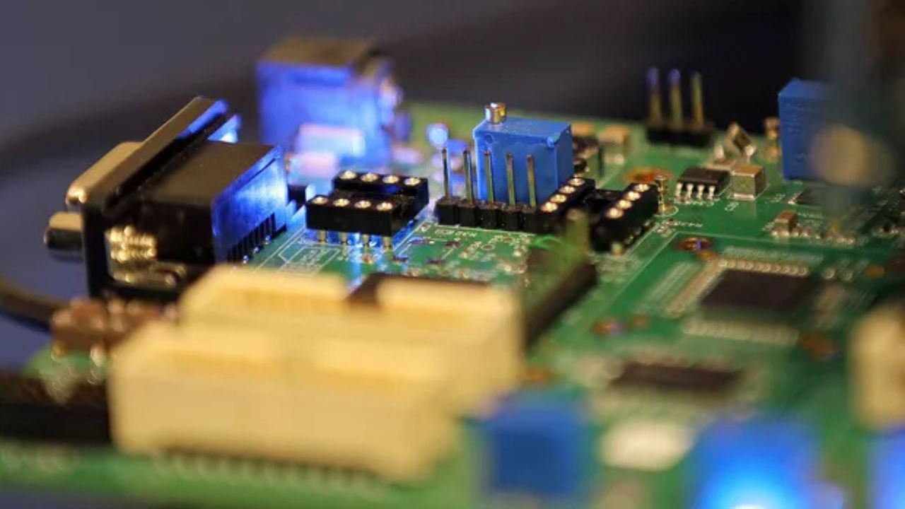 Governo injeta R$ 220 milhões e reativa fábrica estratégica de semicondutores no Sul