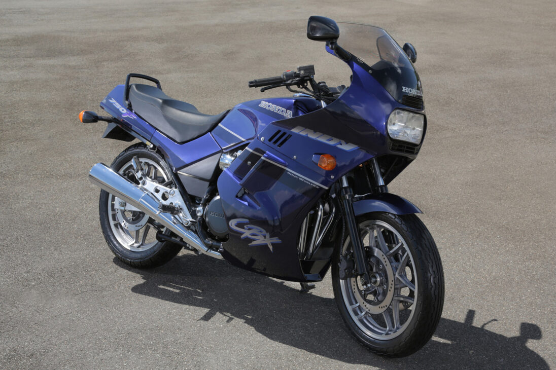 Conheça 5 motos clássicas que fizeram história no Brasil e ainda rodam nas ruas pelo design, motor ou confiabilidade, verdadeiros ícones sobre duas rodas.