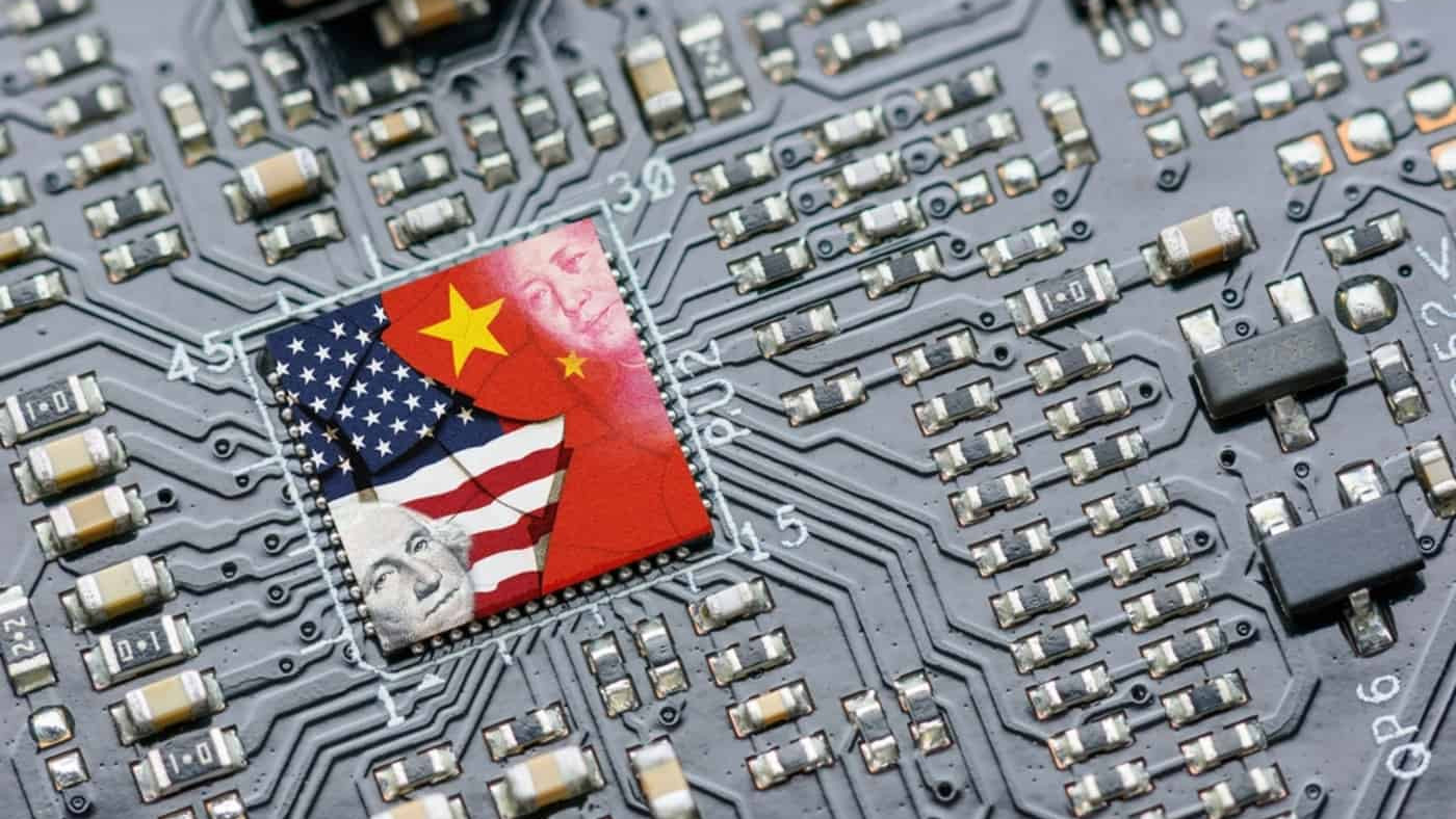 A China pretende triplicar sua produção doméstica de chips de IA até 2026 como parte da guerra dos chips. Huawei lidera novos projetos de fábricas, com apoio estatal e foco na autossuficiência.