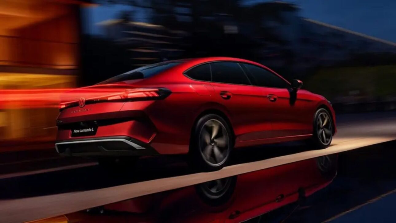 Volkswagen Lamando L 2026 em destaque na cor vermelha, reforçando a identidade visual esportiva do modelo (Imagem: divulgação)