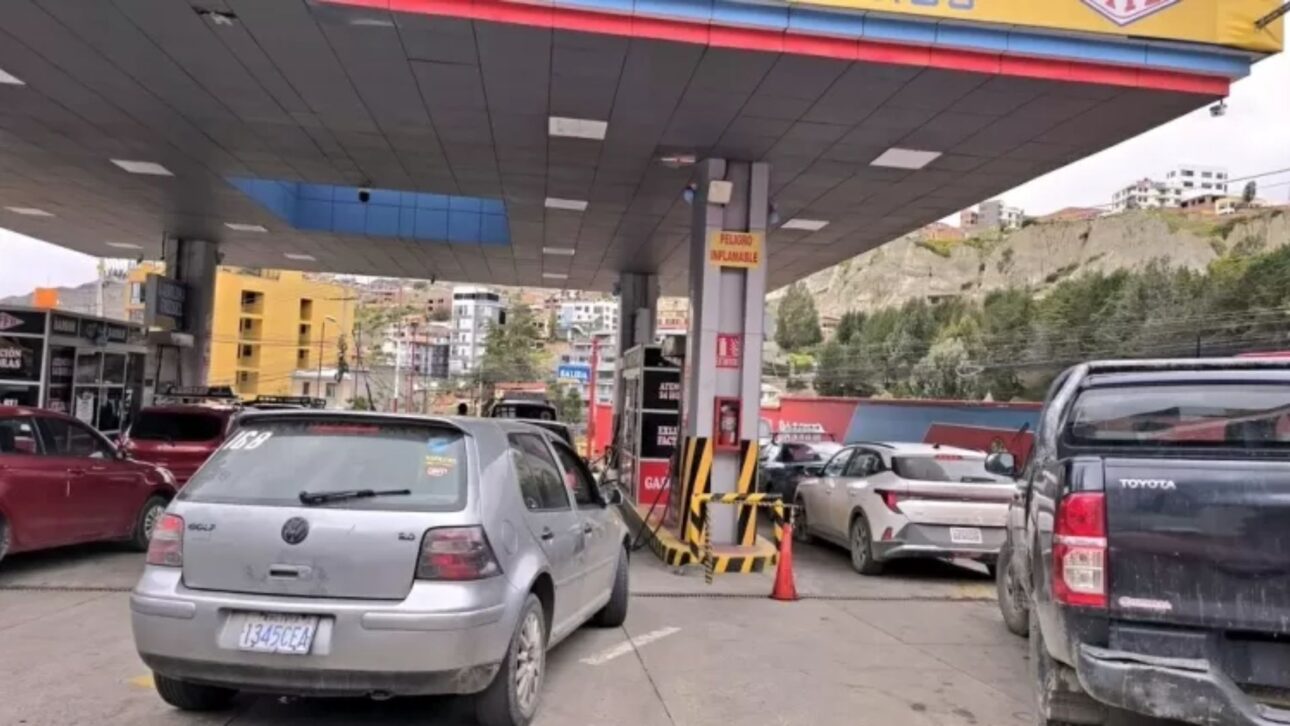 Gasolina a R$ 1,29 e venda em garrafas PET atraem brasileiros para abastecer na Bolívia em meio à crise e restrições crescentes na fronteira.