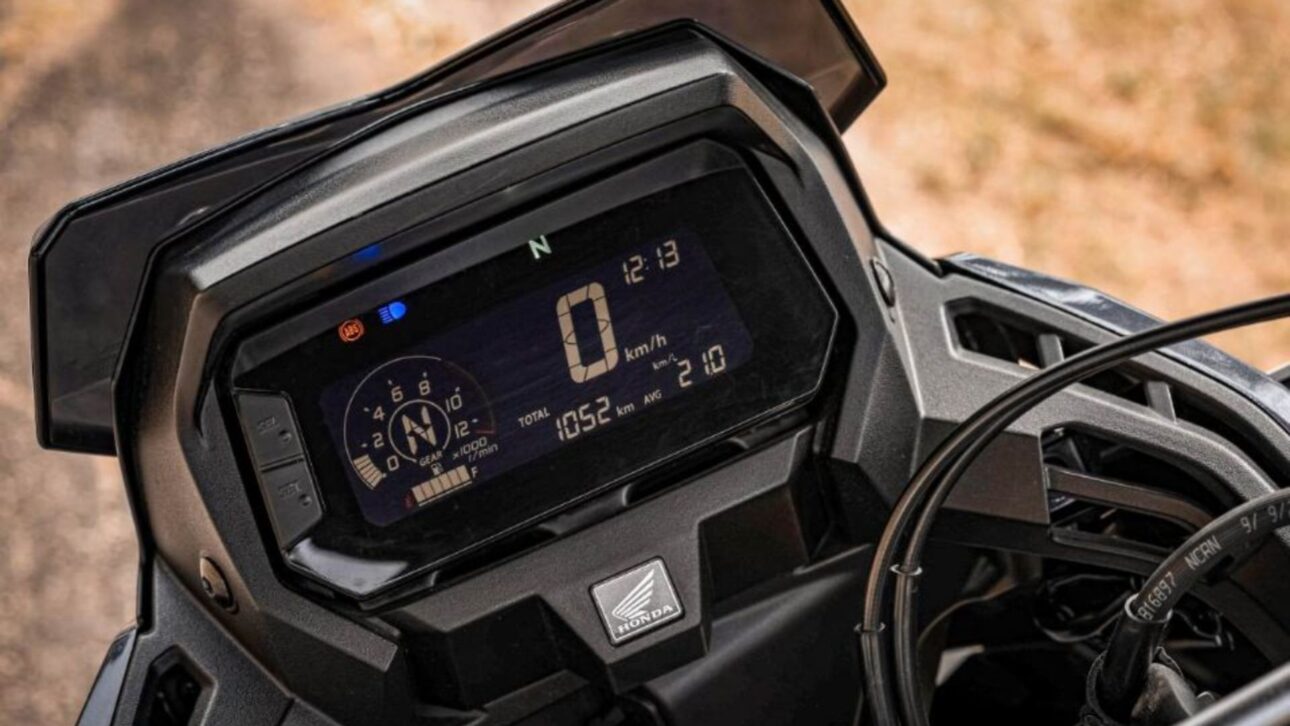 Honda Sahara 300 2026 estreia no Brasil com motor flex, painel digital, ABS, novas cores e garantia de 3 anos. Confira versões e preços.