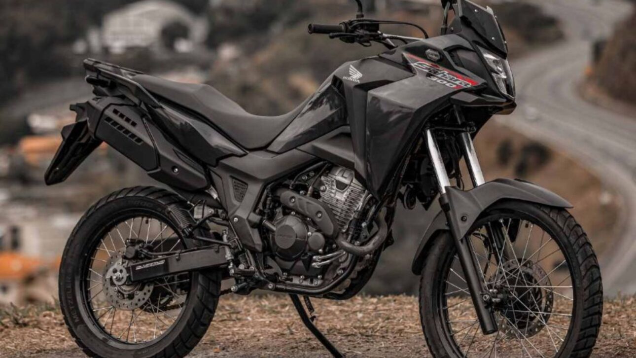 Honda Sahara 300 2026 estreia no Brasil com motor flex, painel digital, ABS, novas cores e garantia de 3 anos. Confira versões e preços.