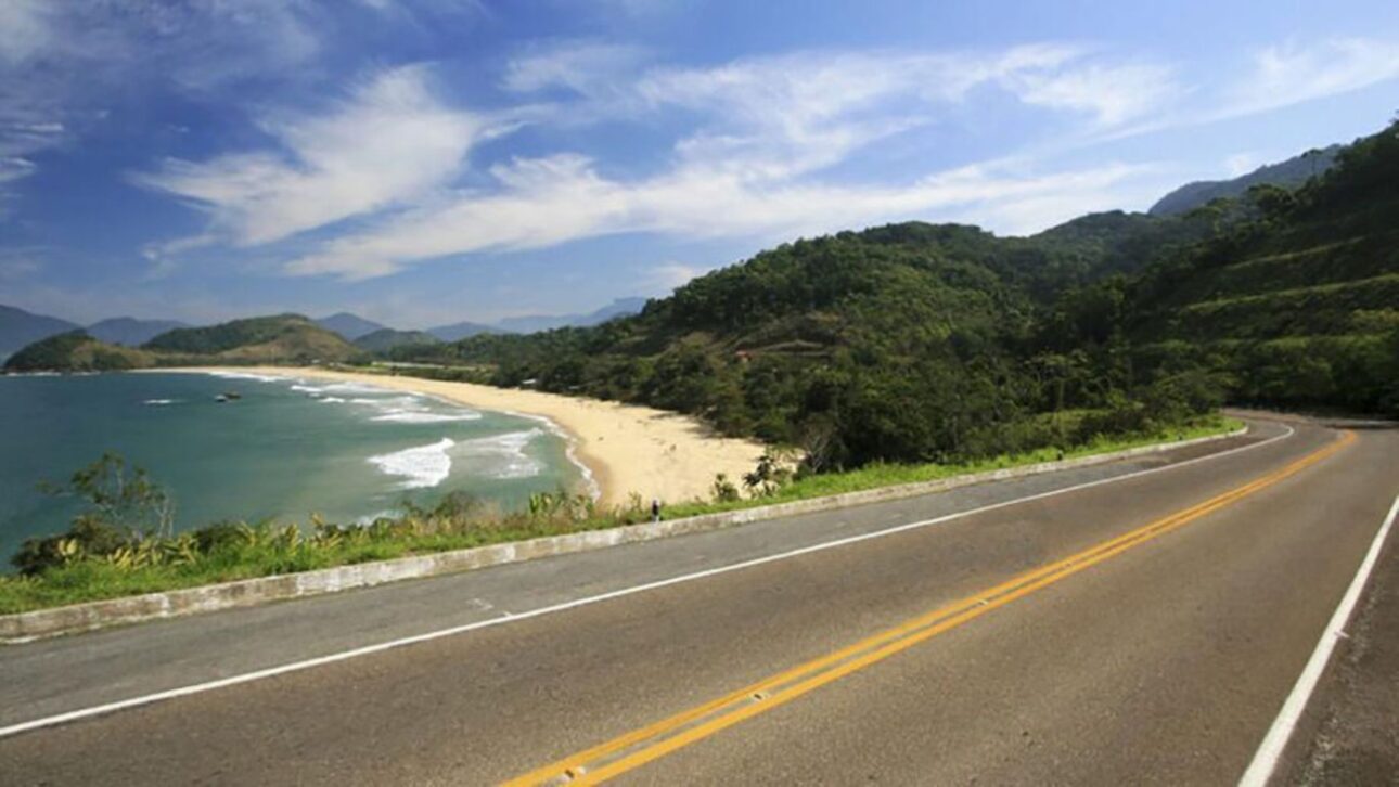 Descubra por que a estrada mais bonita do Brasil, a Rio-Santos, encanta viajantes com praias desertas, vilarejos históricos e mirantes naturais.