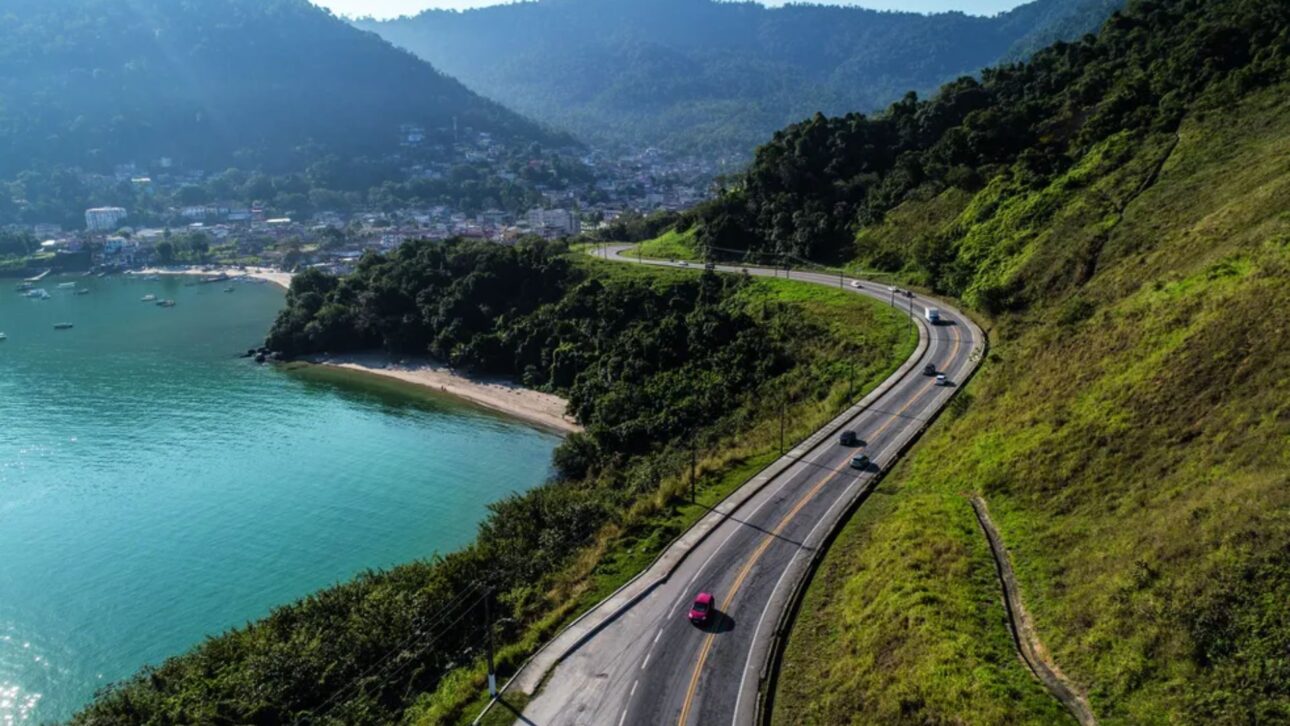 Descubra por que a estrada mais bonita do Brasil, a Rio-Santos, encanta viajantes com praias desertas, vilarejos históricos e mirantes naturais.