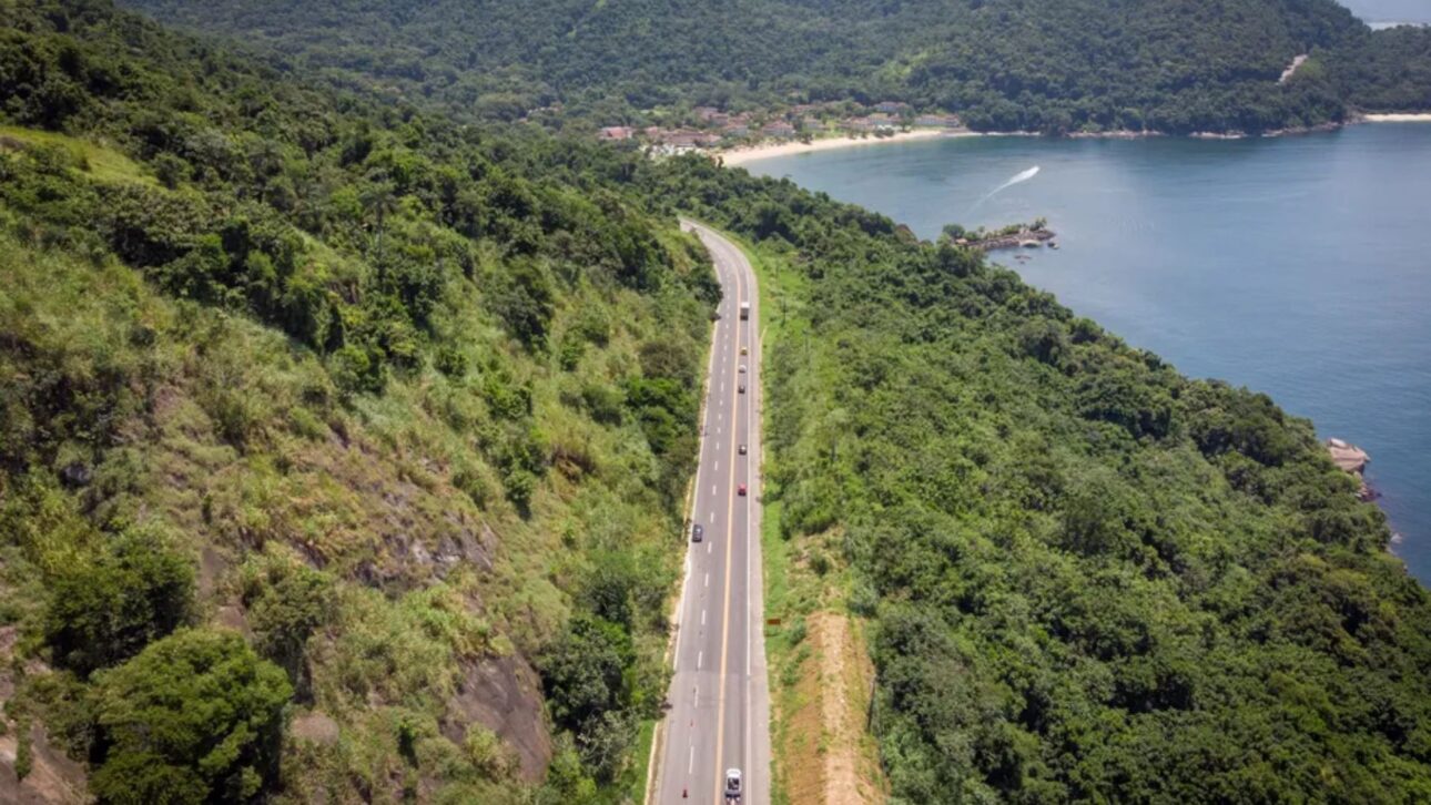 Descubra por que a estrada mais bonita do Brasil, a Rio-Santos, encanta viajantes com praias desertas, vilarejos históricos e mirantes naturais.