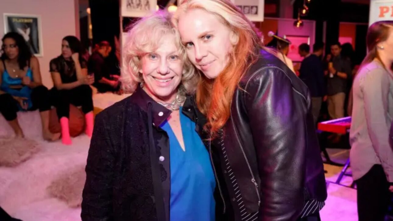Em seu novo livro, Molly Jong-Fast (à direita) narra a trajetória de sua mãe, a autora feminista Erica Jong (à esquerda), rumo à demência