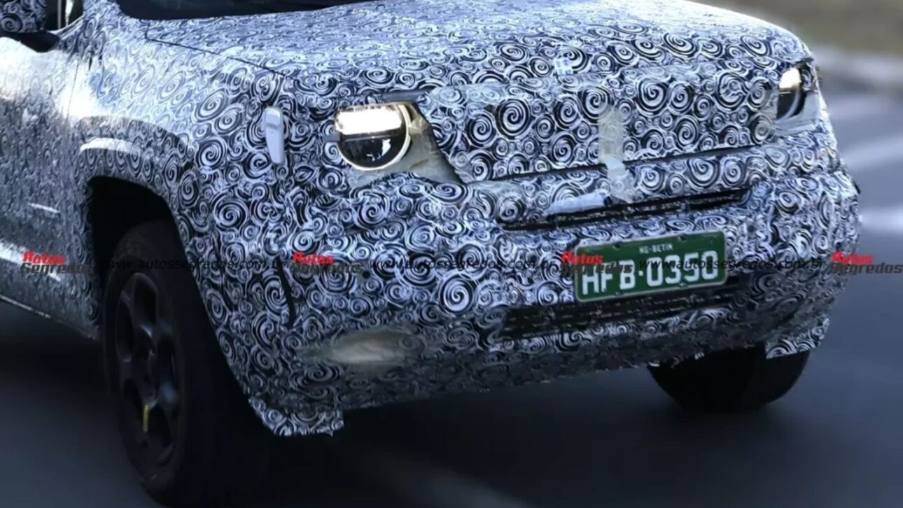 Descubra as novidades do Jeep Renegade 2027, que estreia sistema híbrido leve MHEV, câmbio E-DCT e mais economia de combustível. (Imagem/ Autos Segredos)