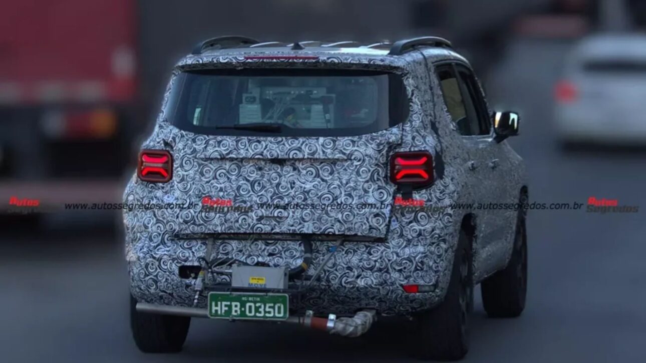 Descubra as novidades do Jeep Renegade 2027, que estreia sistema híbrido leve MHEV, câmbio E-DCT e mais economia de combustível. (Imagem/ Autos Segredos)