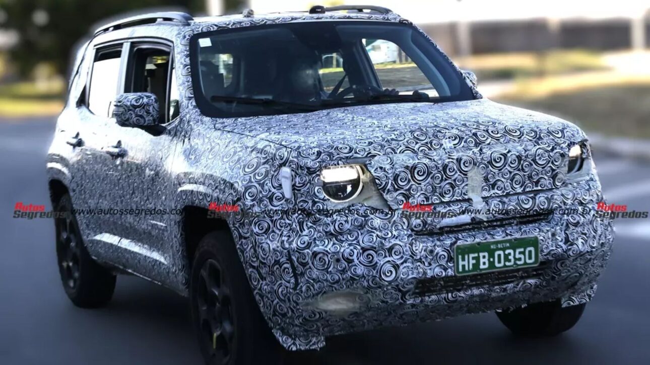 Descubra as novidades do Jeep Renegade 2027, que estreia sistema híbrido leve MHEV, câmbio E-DCT e mais economia de combustível. (Imagem/ Autos Segredos)
