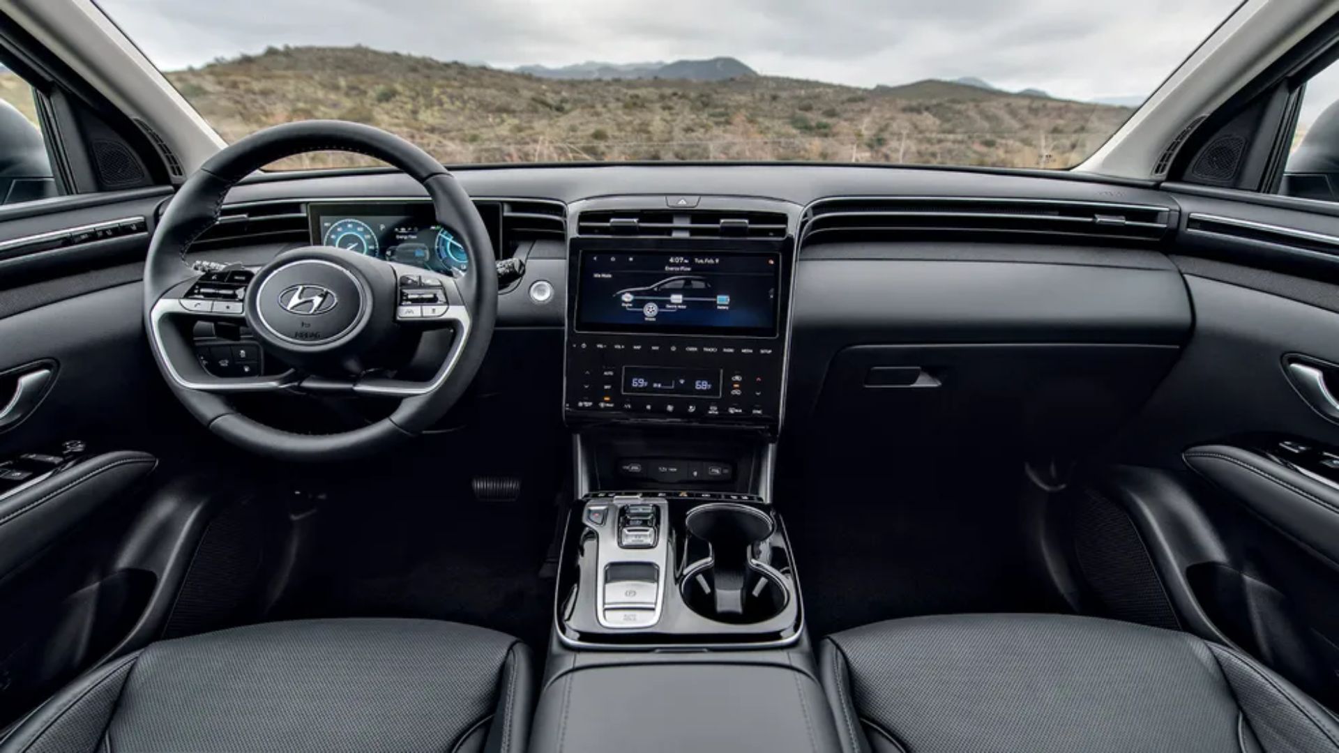 Hyundai Tucson 2026 chega com design retrô, IA, sistema híbrido e autonomia elétrica de 100 km para enfrentar Jeep Compass e Corolla Cross.