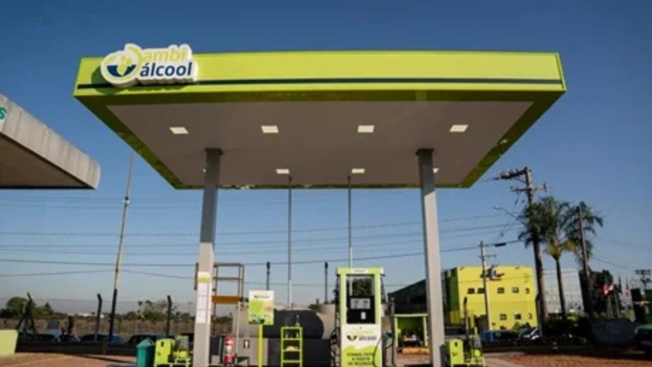 Teste revela desempenho do etanol feito de resíduos alimentares frente ao tradicional de cana. Saiba o que muda para o carro e o Brasil.