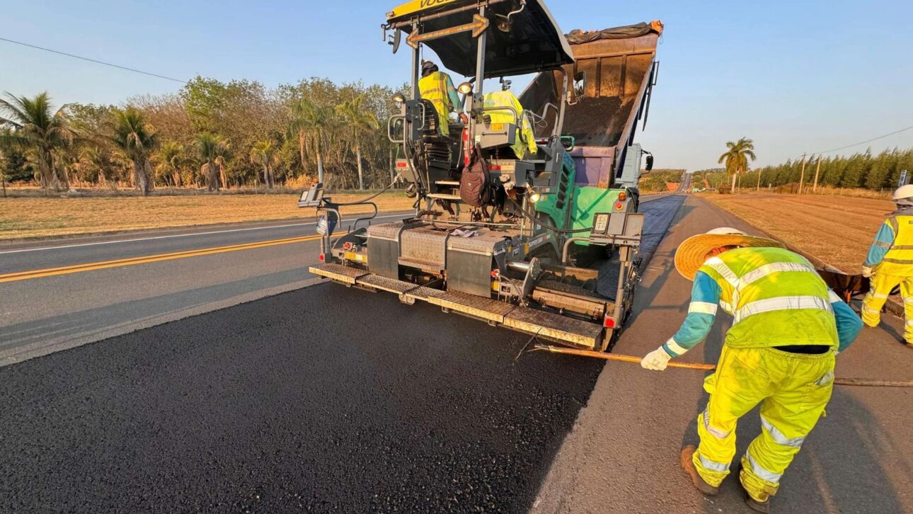 Tecnologia brasileira utiliza plástico reciclado no asfalto, promete triplicar a vida útil das rodovias e impulsiona sustentabilidade nas estradas. (Imagem: Emerson Maciel/Stratura)