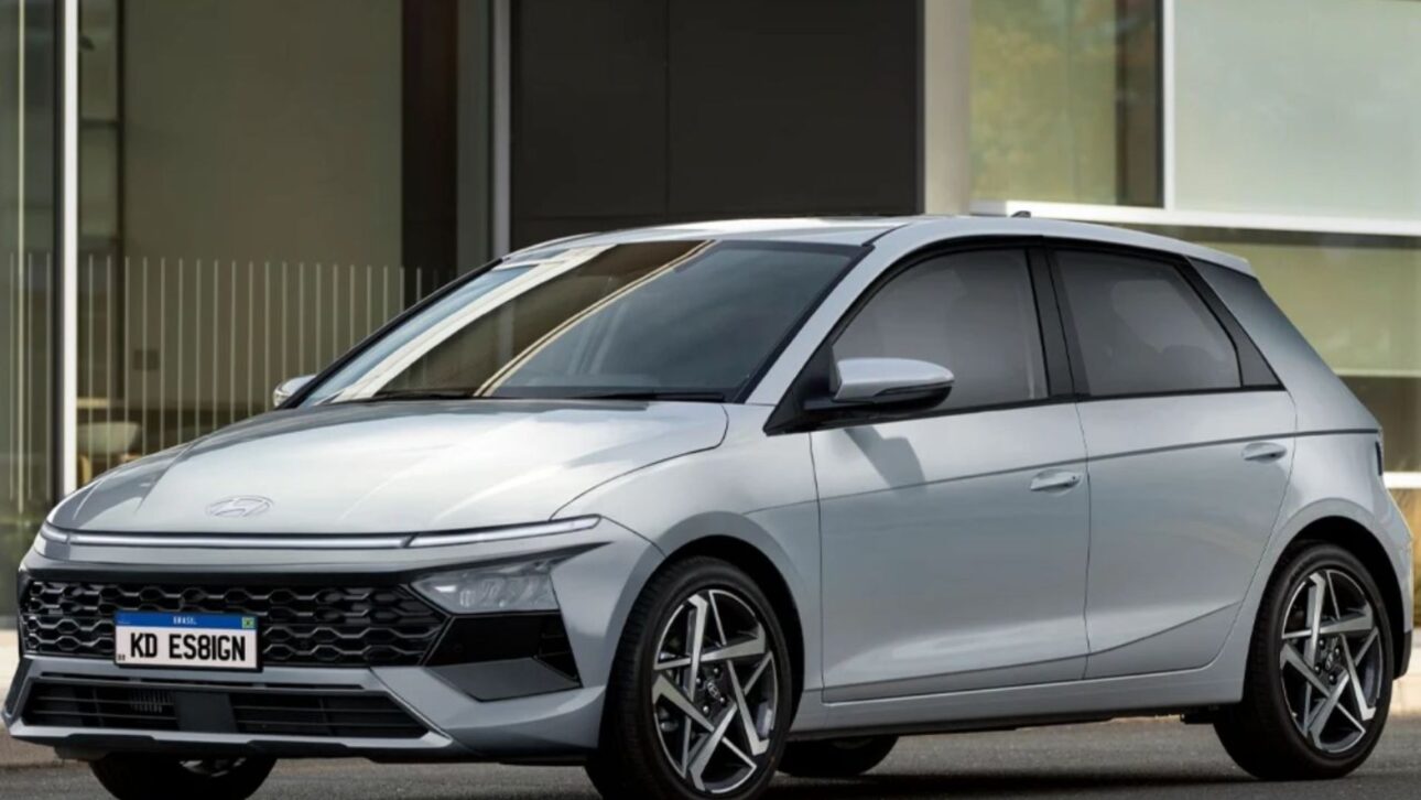 Projeção do novo Hyundai HB20 2026, que deve vir com visual futurista, motor 1.0 turbo, tecnologia híbrida-leve e disputa mercado com Polo, Onix e Yaris. (Imagem: KDesignAG)