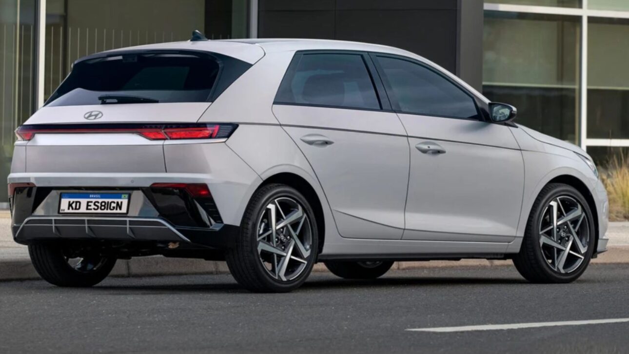 Projeção do novo Hyundai HB20 2026, que deve vir com visual futurista, motor 1.0 turbo, tecnologia híbrida-leve e disputa mercado com Polo, Onix e Yaris. (Imagem: KDesignAG)