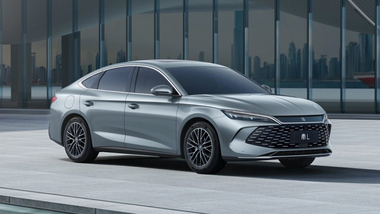 Conheça o BYD Qin, sedan elétrico com 220 cv e 1.200 km de autonomia, líder de vendas global, mas ainda ausente do mercado brasileiro.