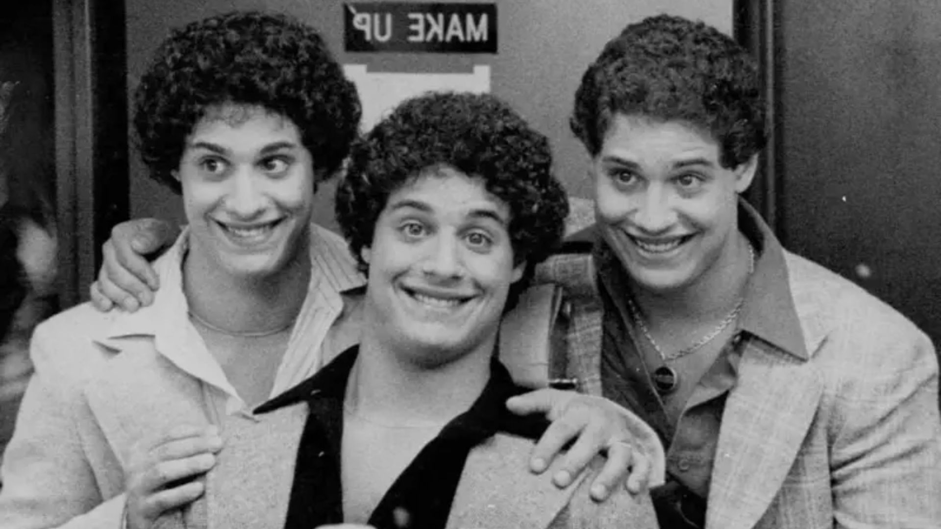 Três irmãos idênticos foram separados ao nascer e filmados em um experimento secreto. O mistério só será revelado em 2065. Entenda o caso.