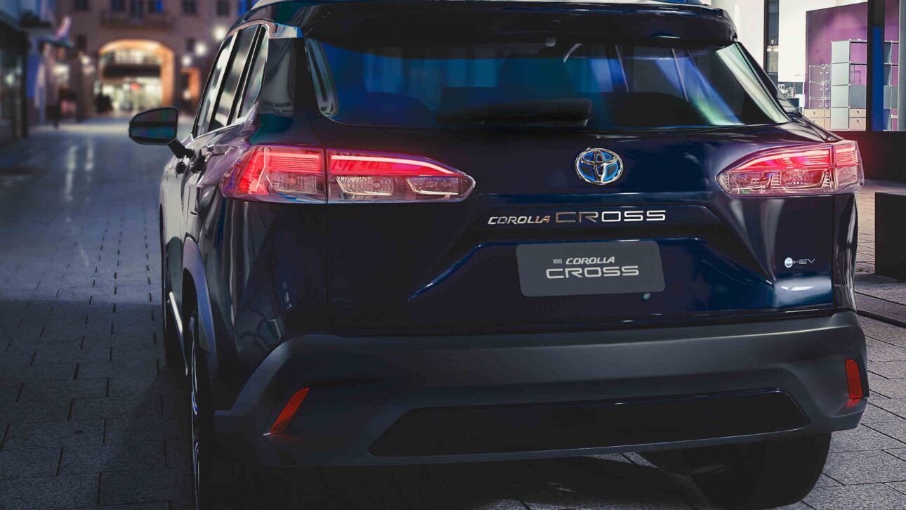 Toyota Corolla Cross 2026 traz consumo de até 17,7 km/l, painel digital, motor híbrido de 122 cv e tecnologia completa. Vale o preço extra.