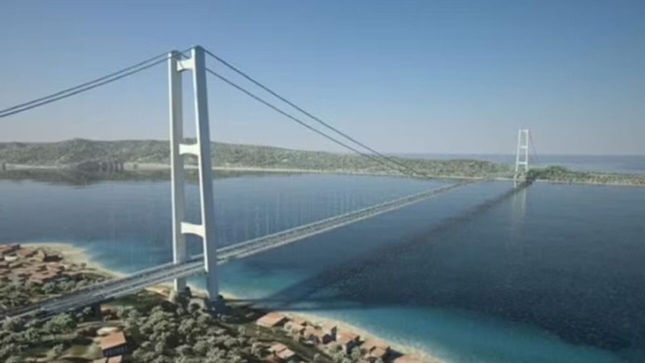 Itália inicia construção da maior ponte suspensa do mundo, ligando Sicília e Calábria, com 3,3 km de vão e torres de 400 m.