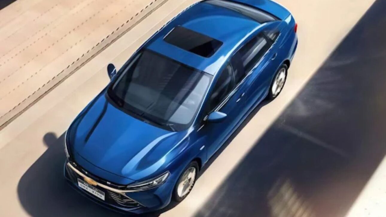 Chevrolet Cruze 2026 estreia no Oriente Médio com motor 1.5 turbo, câmbio dupla embreagem e painéis digitais, mirando sedãs médios.
