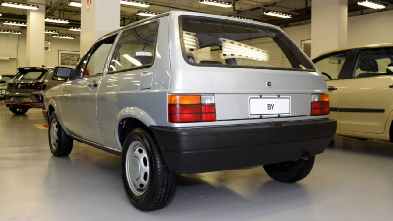 Conheça o VW BY, protótipo secreto da Volkswagen com frente de Gol e traseira do Uno, que antecipou soluções do Fox no Brasil.