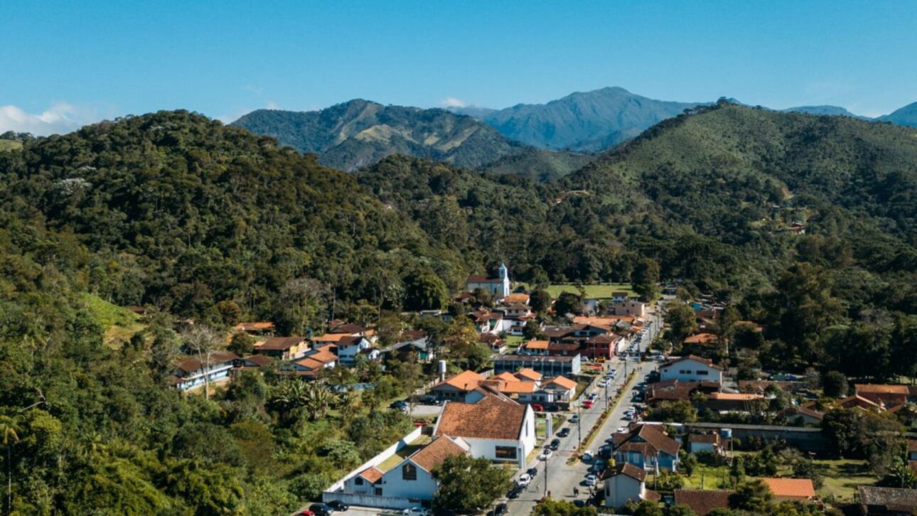 Descubra Visconde de Mauá, refúgio na Serra da Mantiqueira com cachoeiras, trilhas e gastronomia em meio à Mata Atlântica preservada.