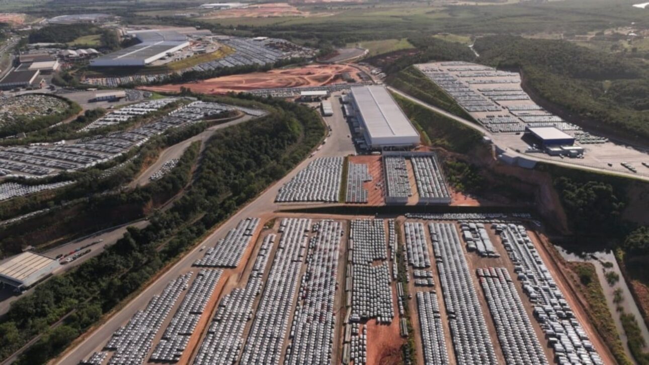 Carros importados da China, dos Estados Unidos, da Coreia e de outros países no Centro Automotivo que fica na Rodovia do Contorno, em Cariacica. Crédito: Thiago Soares/Folha Vitória