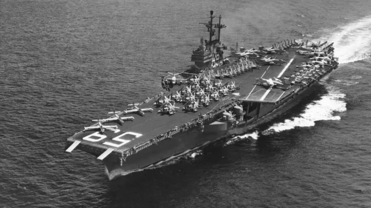 EUA mobilizaram o porta-aviões USS Forrestal (foto) para dar suporte ao golpe militar no Brasil. (Marinha dos EUA/Domínio Público)
