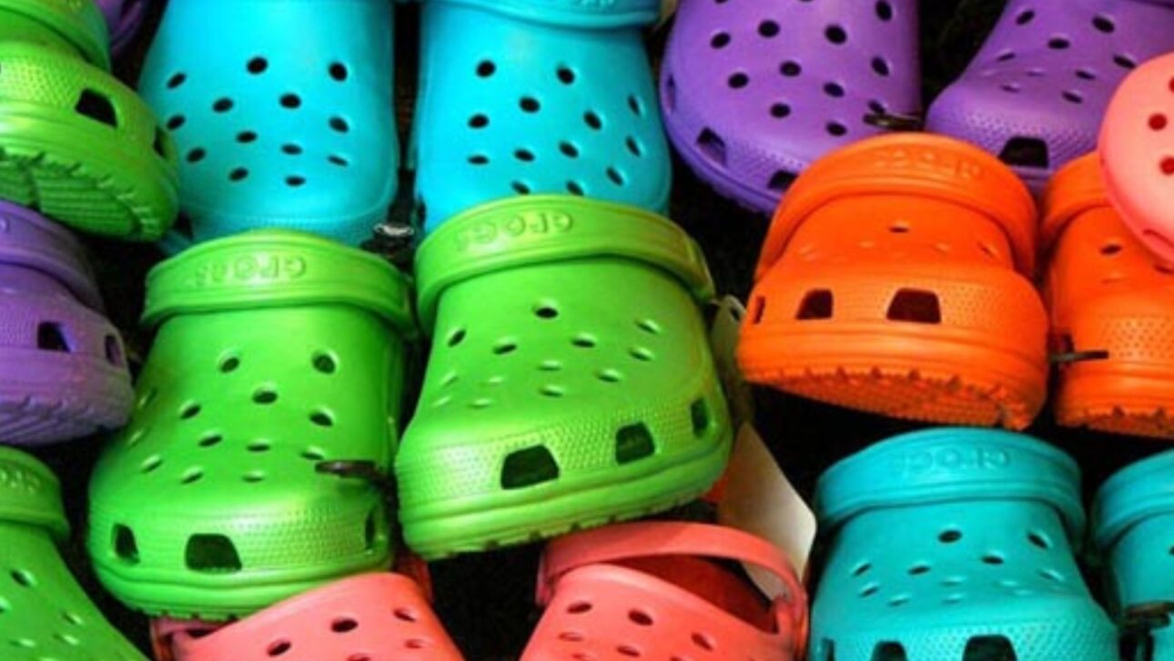 Ações da Crocs caem quase 30% com queda na receita, mudança de tendência e consumidores cautelosos nos EUA.