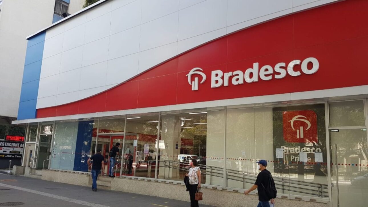 Bradesco fecha agências e corta empregos em 2024, mesmo com lucro bilionário e aumento de clientes por funcionário.