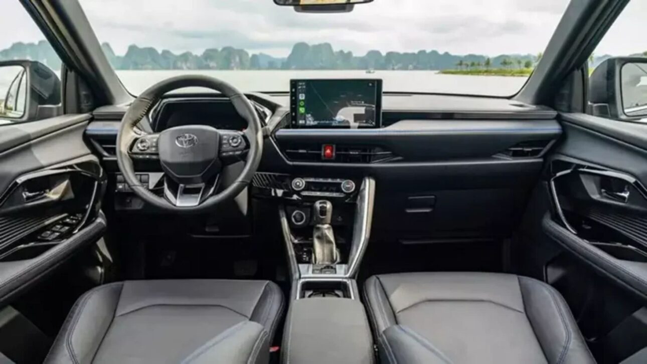 Toyota Yaris Cross 2026 chega ao Brasil com quatro versões, motor flex e híbrido, segurança avançada e preços entre R$ 130 mil e R$ 185 mil.