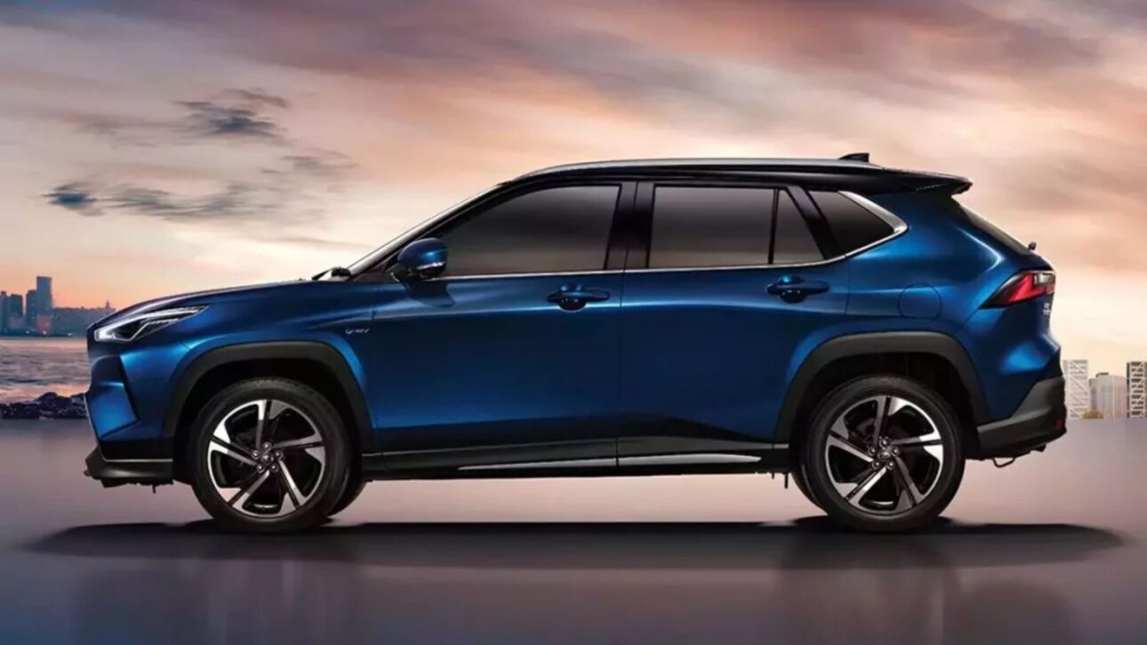 Toyota Yaris Cross 2026 chega ao Brasil com quatro versões, motor flex e híbrido, segurança avançada e preços entre R$ 130 mil e R$ 185 mil.