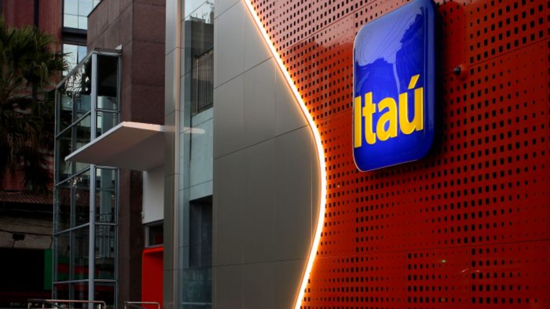 Itaú registra lucro bilionário e reduz 226 agências, com demissões e protestos sobre impacto no atendimento bancário presencial.