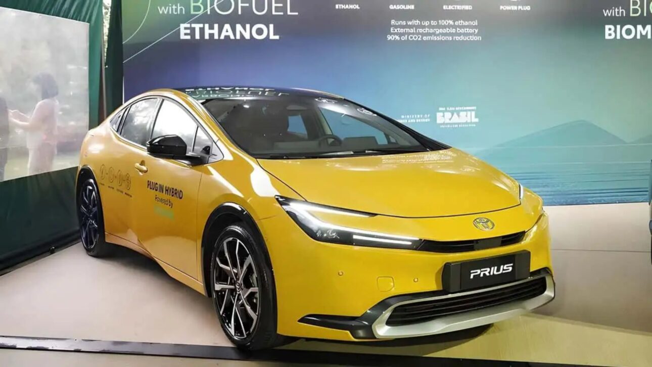 Toyota apresenta Prius híbrido plug-in flex no Brasil, com etanol e recarga elétrica, prometendo alta eficiência e baixas emissões.