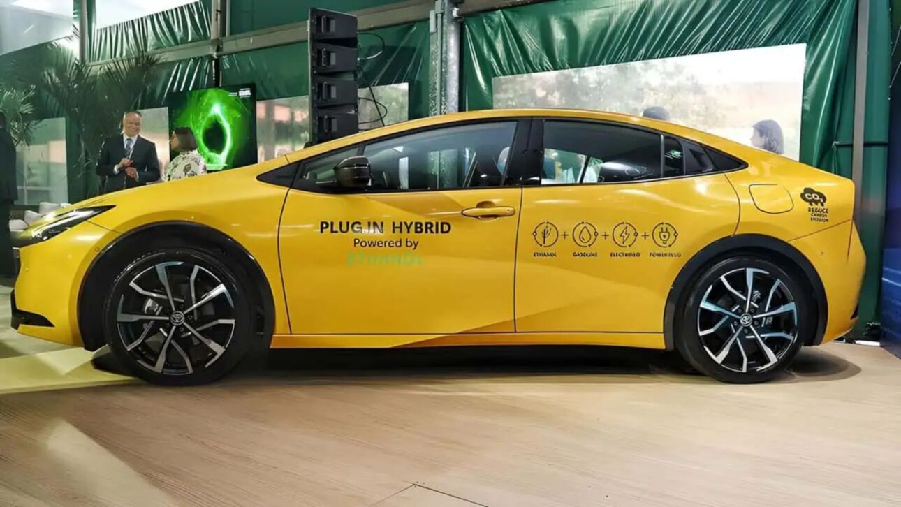Toyota apresenta Prius híbrido plug-in flex no Brasil, com etanol e recarga elétrica, prometendo alta eficiência e baixas emissões.