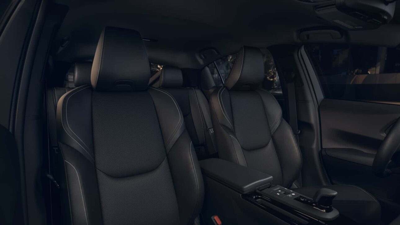 Toyota apresenta Prius híbrido plug-in flex no Brasil, com etanol e recarga elétrica, prometendo alta eficiência e baixas emissões.
