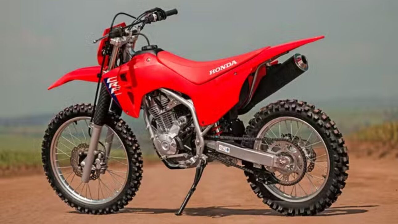 Nova Honda CRF 300F 2026 chega com motor 293cc, 24,6 cv, câmbio de 6 marchas, suspensão redesenhada e preço sugerido de R$ 24.027.