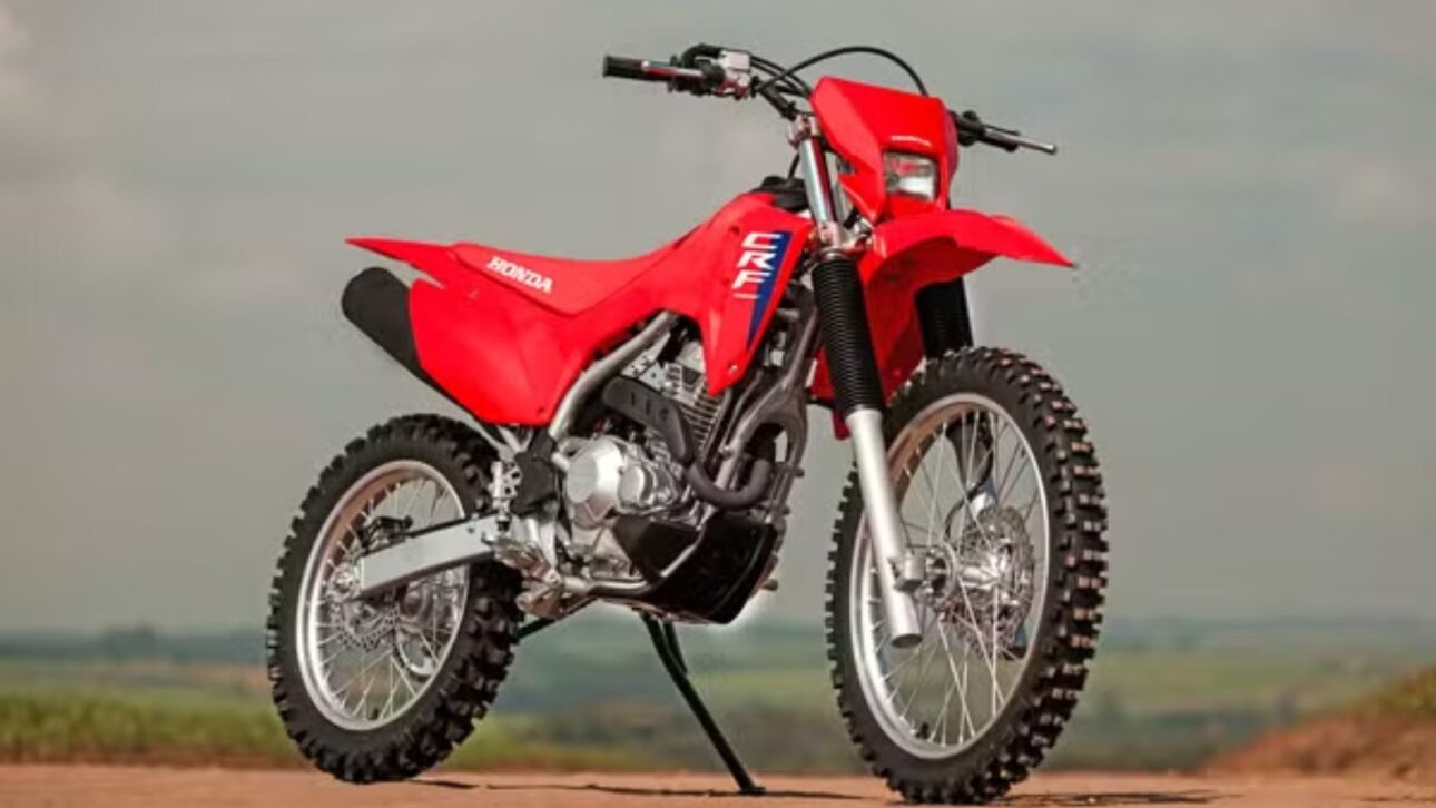 Nova Honda CRF 300F 2026 chega com motor 293cc, 24,6 cv, câmbio de 6 marchas, suspensão redesenhada e preço sugerido de R$ 24.027.