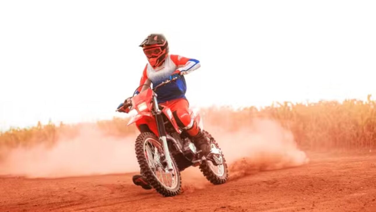 Nova Honda CRF 300F 2026 chega com motor 293cc, 24,6 cv, câmbio de 6 marchas, suspensão redesenhada e preço sugerido de R$ 24.027.