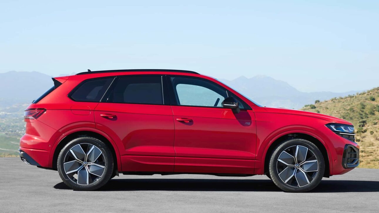Volkswagen deve encerrar o Touareg em 2026 após 24 anos e focar em SUVs como T-Cross, Tiguan e Tayron, priorizando mercados-chave.