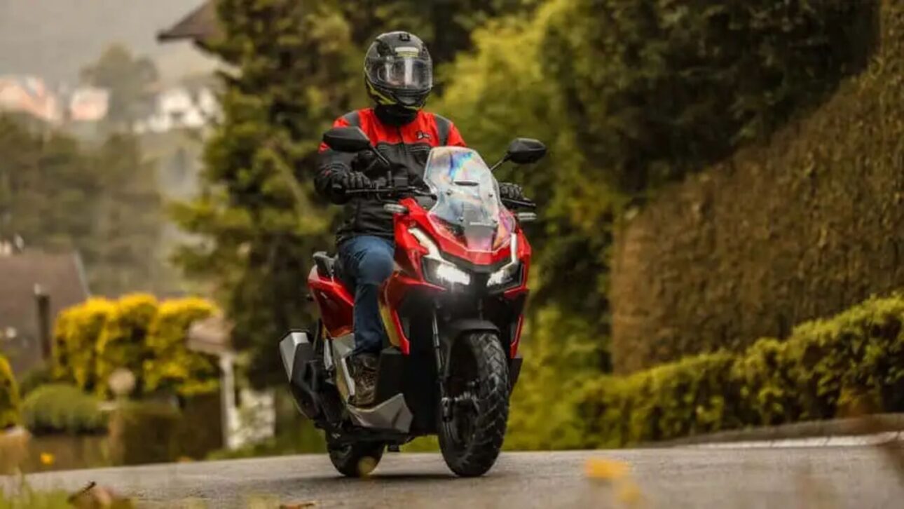 Honda ADV 160 combina motor moderno, até 40 km/l, ABS e HSTC, unindo economia, segurança e tecnologia em uma scooter versátil.